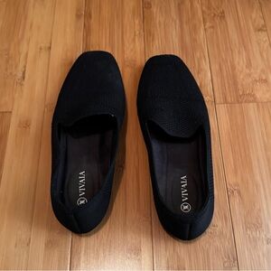 Vivaia brand, size 7.5, used good condition, black flat